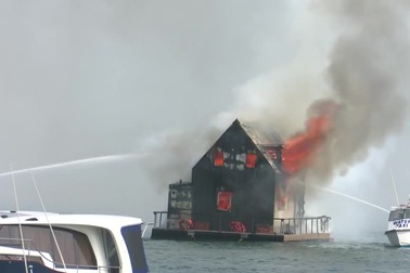 Căn hộ nổi cao cấp trên biển bốc cháy ngùn ngụt