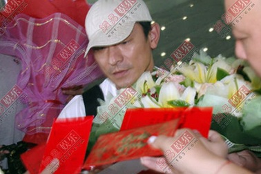 Fan tặng phong bì đỏ mừng hạnh phúc của Lưu Đức Hoa