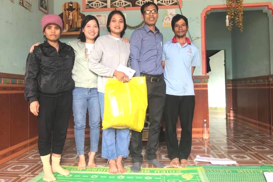 Thầy giáo Jrai ăn cơm độn lấy bằng Thạc sĩ, gieo chữ cho học trò nghèo - 3 Thầy giáo Jrai ăn cơm độn lấy bằng Thạc sĩ, gieo chữ cho học trò nghèo - 3
