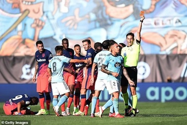 Luis Suarez diễn kịch khiến đồng đội và đối thủ cùng nhận... thẻ đỏ