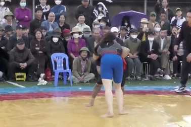 Cô gái hạ gục nhiều chàng trai tại lễ hội vật đầu năm