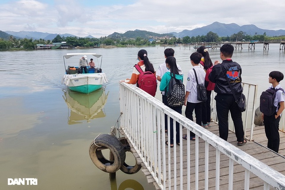Một cá nhân bỏ hàng trăm triệu đồng sửa cầu cho học sinh đi học - 2 Một cá nhân bỏ hàng trăm triệu đồng sửa cầu cho học sinh đi học - 2