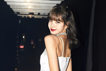 Lisa trình diễn tại câu lạc bộ thoát y và những toan tính phía sau