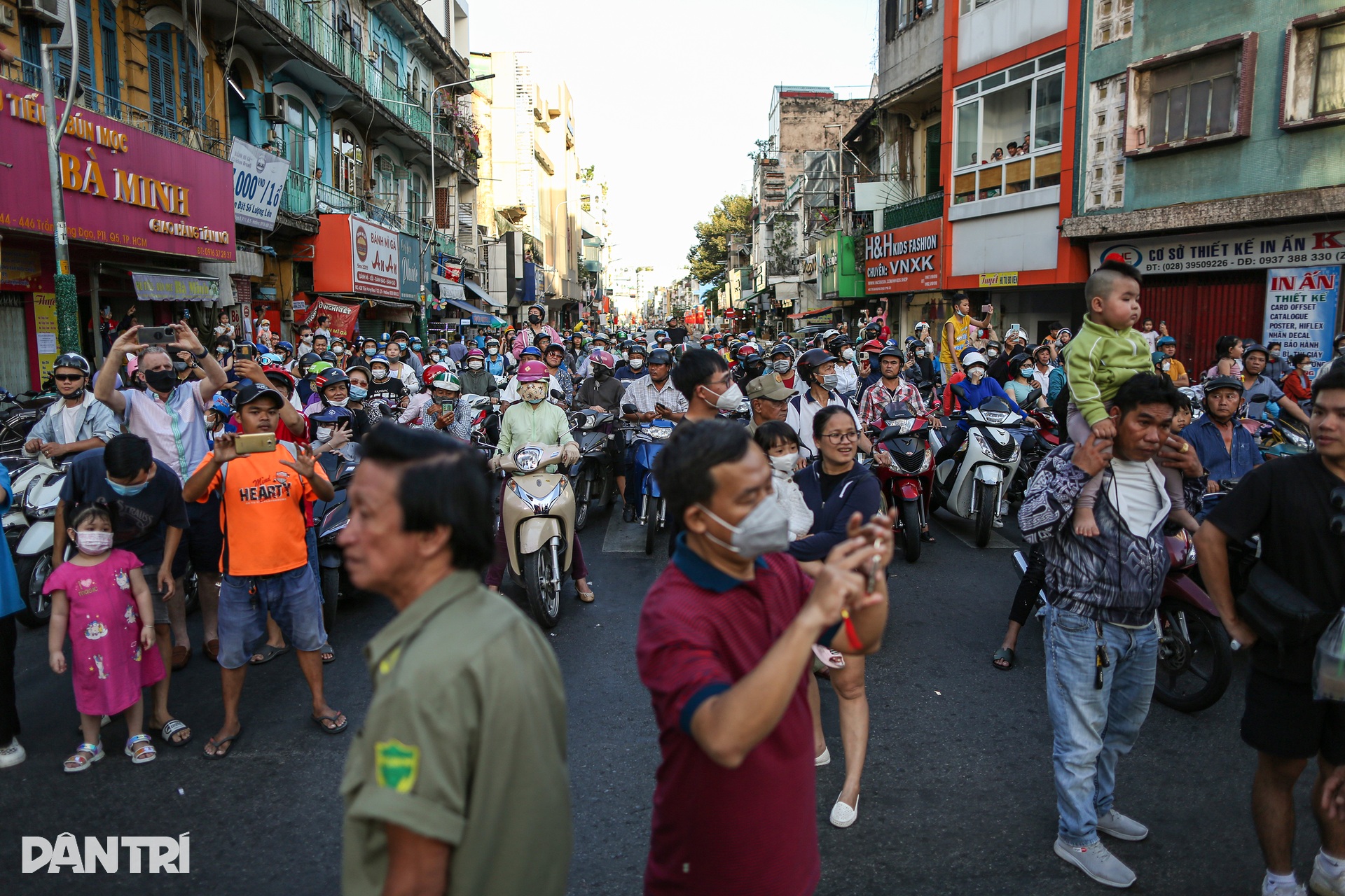 Tiên nữ, Bát Tiên cùng xuống phố tại Lễ hội Tết Nguyên tiêu ở TPHCM - 12 Tiên nữ, Bát Tiên cùng xuống phố tại Lễ hội Tết Nguyên tiêu ở TPHCM - 12