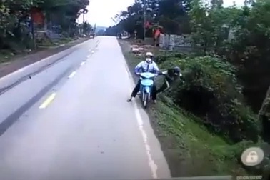 Người phụ nữ "bỏ của chạy lấy người" khi đi ngược chiều gặp xe tải