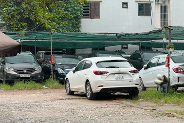 Những bãi trông xe trái phép quây tôn giữa Hà Nội