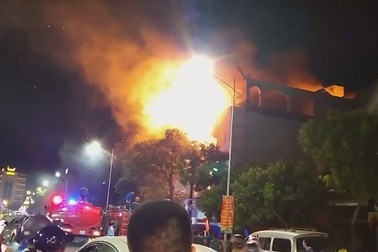 Tiệm ảnh viện áo cưới bốc cháy kinh hoàng