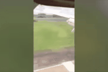 Máy bay hạ cánh trong gió mạnh, hành khách văng khỏi ghế