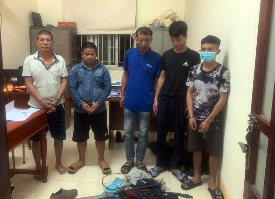Trang bị bom xăng, xe máy cho cẩu tặc để thu mua chó giá rẻ - 1 Trang bị bom xăng, xe máy cho cẩu tặc để thu mua chó giá rẻ - 1