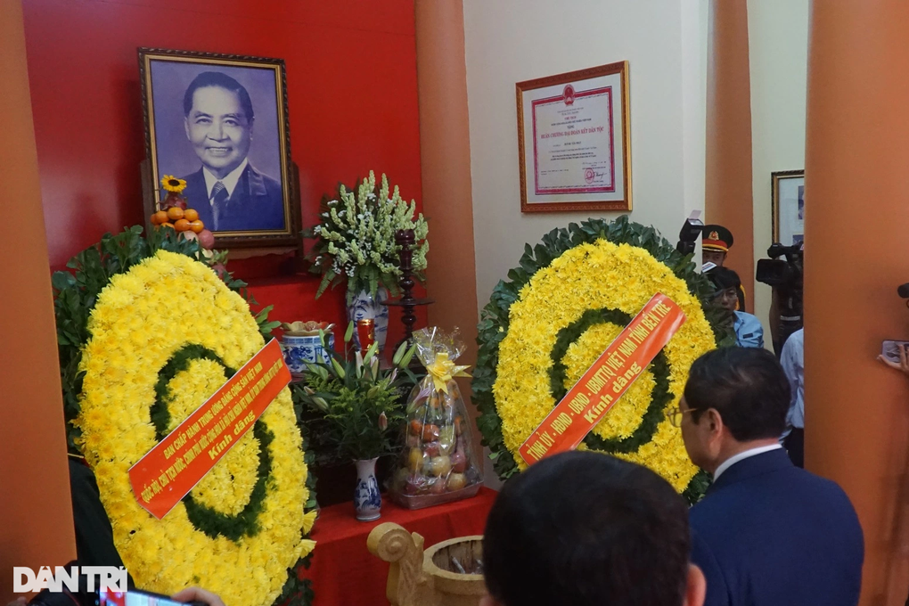 Thủ tướng dâng hương tưởng nhớ nhà cách mạng Huỳnh Tấn Phát - 2 Thủ tướng dâng hương tưởng nhớ nhà cách mạng Huỳnh Tấn Phát - 2