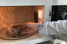 Ni lông, hộp nhựa bọc thực phẩm có thực sự an toàn trong lò vi sóng?