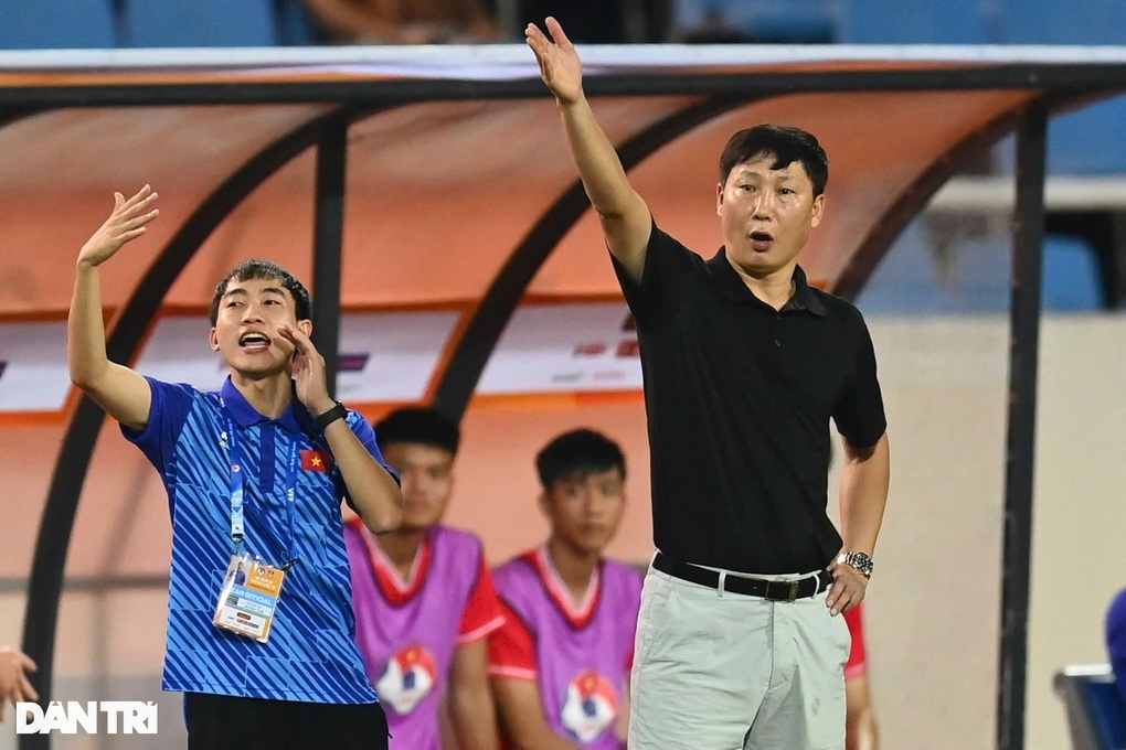 HLV Kim Sang Sik trinh sát đội tuyển Indonesia trước AFF Cup - 1