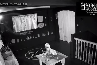 Lạnh gáy cảnh "búp bê ma" tự đung đưa ghế tại bảo tàng ở Anh