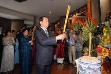 Chủ tịch nước cùng kiều bào dâng hương tưởng niệm các vua Hùng