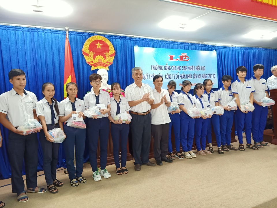 Bạc Liêu: Trao nhiều suất học bổng, xe đạp cho học sinh nghèo hiếu học - 1 Bạc Liêu: Trao nhiều suất học bổng, xe đạp cho học sinh nghèo hiếu học - 1