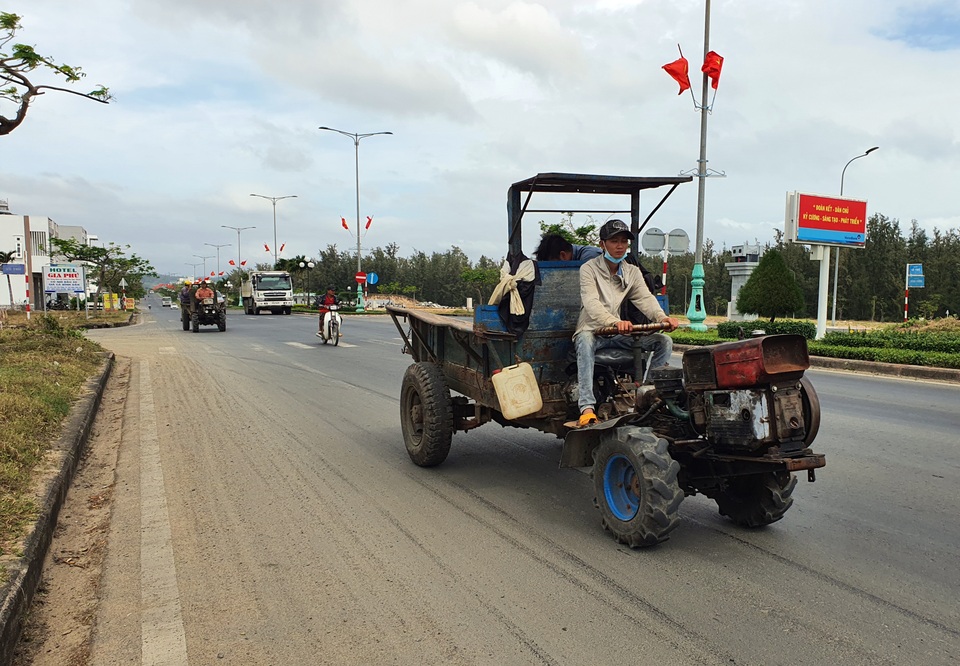 Nghề bốc vác hoa Tết: Covid-19 khiến cả buổi làm không đủ tiền cà phê - 4 Nghề bốc vác hoa Tết: Covid-19 khiến cả buổi làm không đủ tiền cà phê - 4