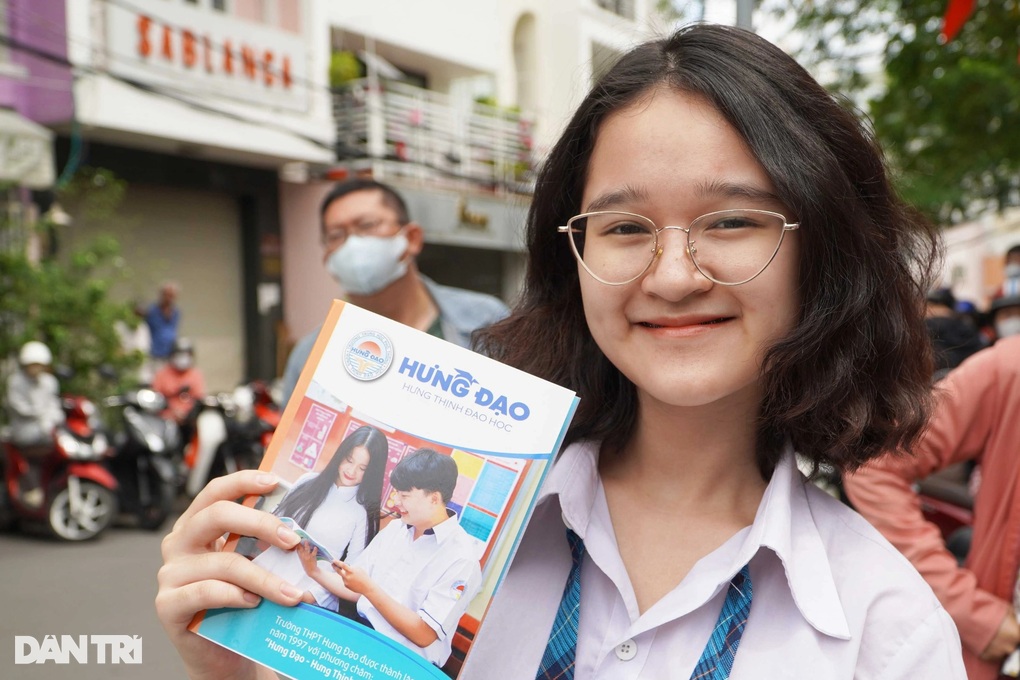 Ho Chi Minh City announces 10th grade benchmark scores in 2025 - 1 TPHCM công bố điểm chuẩn lớp 10 năm 2025 - 1