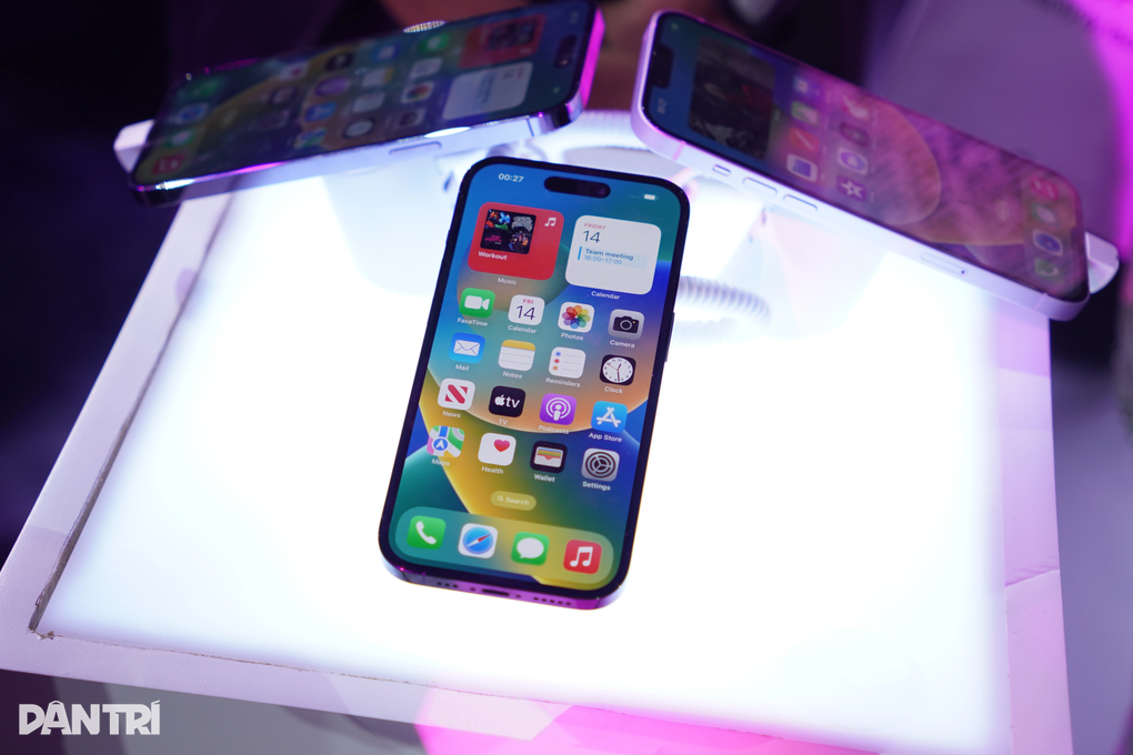 Giá iPhone 14 giảm sâu ngay khi lên kệ, dân xếp hàng dài chờ mua - 2 Giá iPhone 14 giảm sâu ngay khi lên kệ, dân xếp hàng dài chờ mua - 2