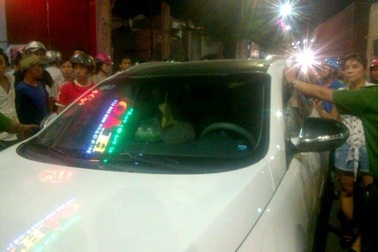 Người dân chặn ôtô nghi gây tai nạn, tài xế cố thủ khi bị vây