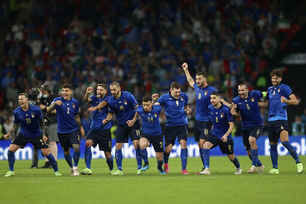 Đội tuyển Italia vỡ òa hạnh phúc khi giương cao chức vô địch Euro 2020 - 10 Đội tuyển Italia vỡ òa hạnh phúc khi giương cao chức vô địch Euro 2020 - 10