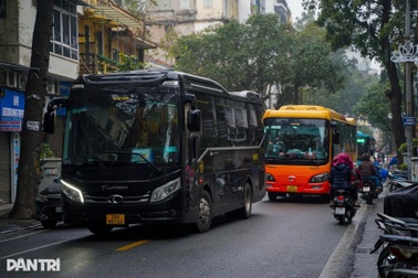 Đề xuất cấm xe trên 16 chỗ giờ cao điểm toàn bộ phường Hoàn Kiếm