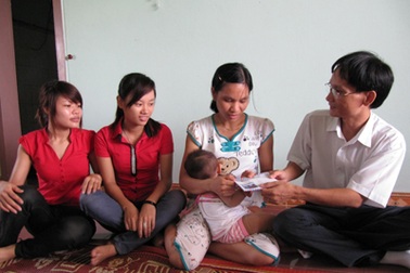 Tấm lòng thầy trò ở một cơ sở Tin học đến với cháu bé bị bỏng 