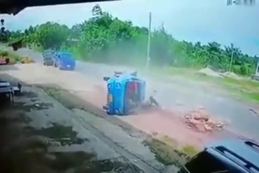 Phóng nhanh vượt ẩu, xe tải lật nghiêng xuống đường