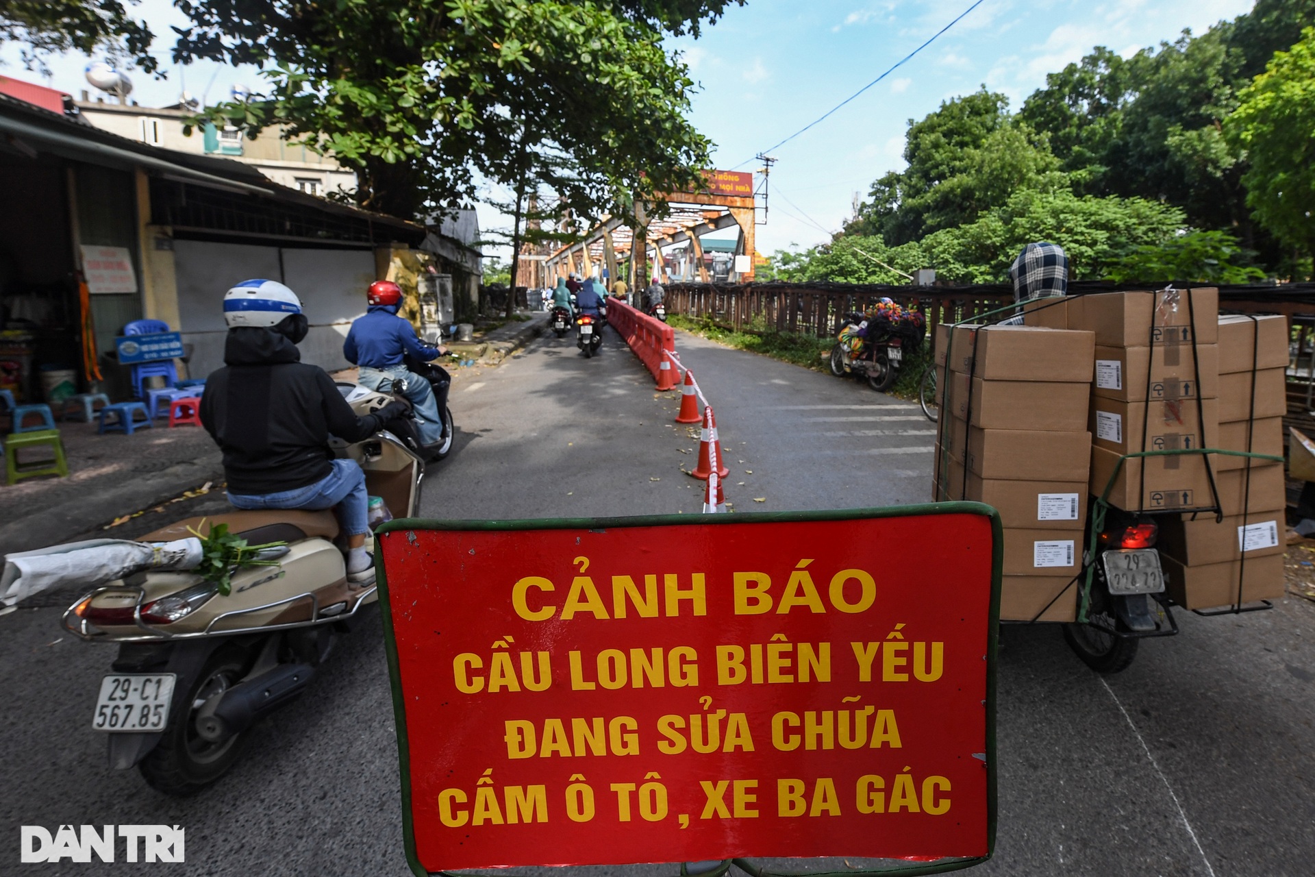 Cầu Long Biên dựng rào chắn lối lên, xe ôtô và ba gác buộc phải đầu hàng - 5 Cầu Long Biên dựng rào chắn lối lên, xe ôtô và ba gác buộc phải đầu hàng - 5
