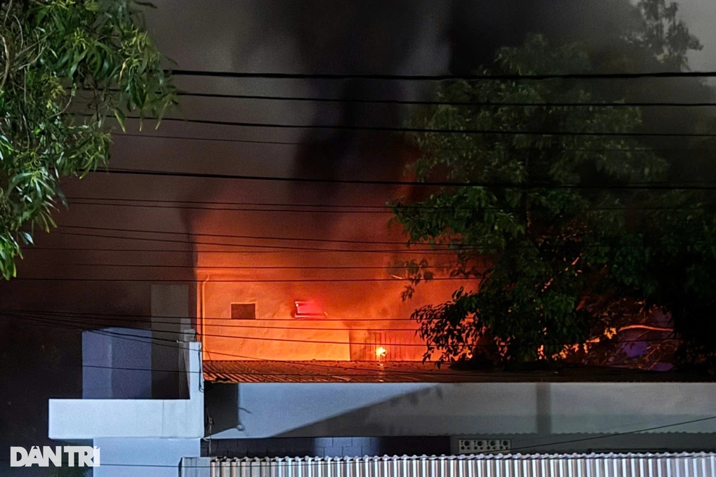 Cháy nhà dân giữa trời mưa - 1 Cháy nhà dân giữa trời mưa - 1