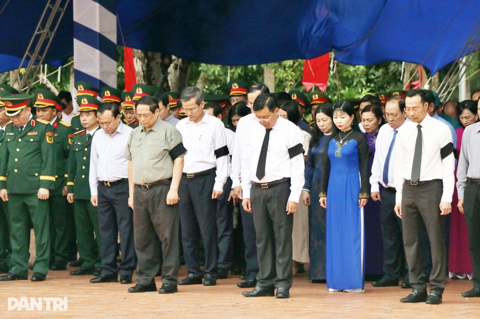 Thủ tướng dự lễ truy điệu và an táng hài cốt liệt sỹ tại An Giang - 5 Thủ tướng dự lễ truy điệu và an táng hài cốt liệt sỹ tại An Giang - 5