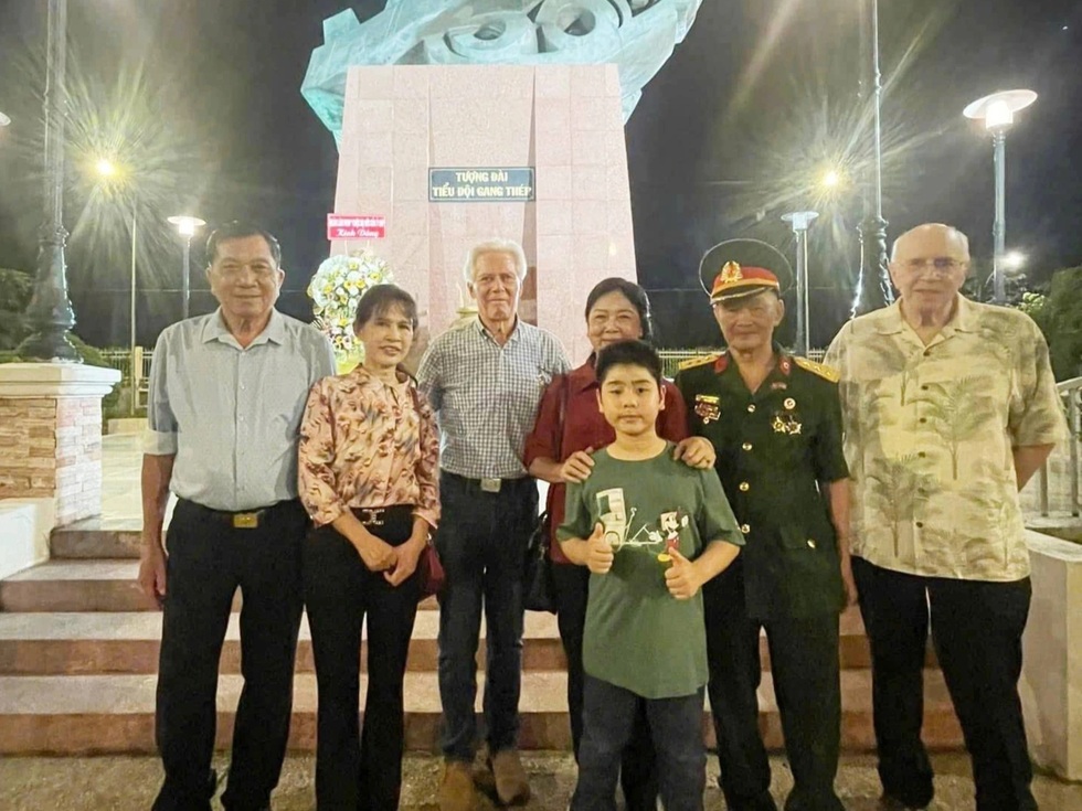 Cuộc gặp khiến con trai cựu Bộ trưởng Quốc phòng Mỹ bật khóc ở Việt Nam