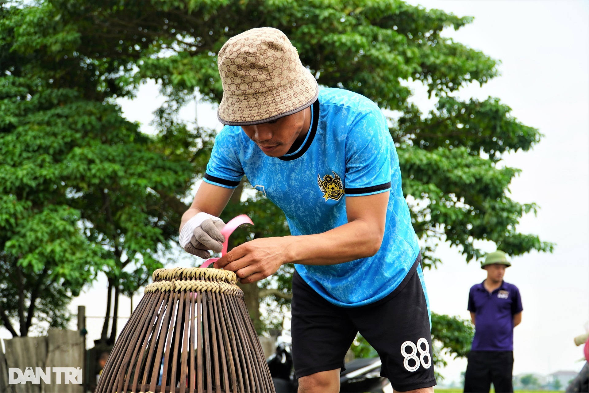 Street people flocked to buy tickets to compete with each other to catch fish, and the lake owner collected nearly ten million dong - 4