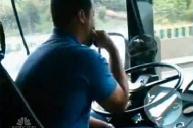 Mỹ: Tài xế xe buýt vừa lái xe vừa đọc sách