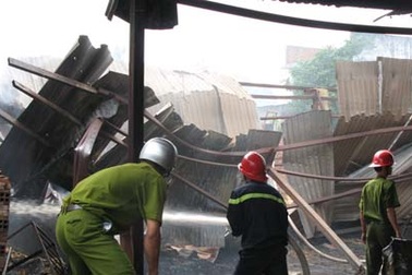 Cháy sát trường mầm non, hàng trăm em nhỏ di tản gấp