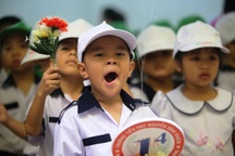 Đứa trẻ gào khóc: “Sao ngày nào cũng... khai giảng?”