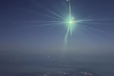 Tiếp viên hàng không ghi được thiên thạch rực sáng trên bầu trời