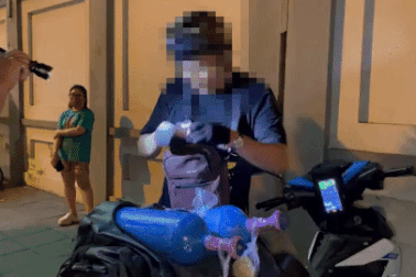 Mang 2 bình khí cười đi giao cho khách, nam thanh niên gặp ngay chốt 141