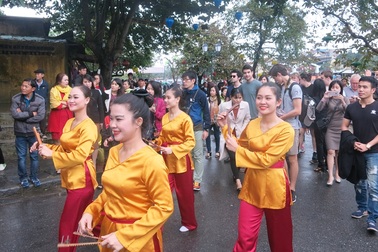 Phố cổ Hội An đón đoàn du khách đầu tiên “xông đất” năm mới 2017