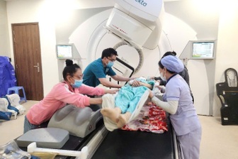 Máy xạ trị hoạt động hết công suất, bác sĩ tăng ca, bệnh nhân phải phải chờ