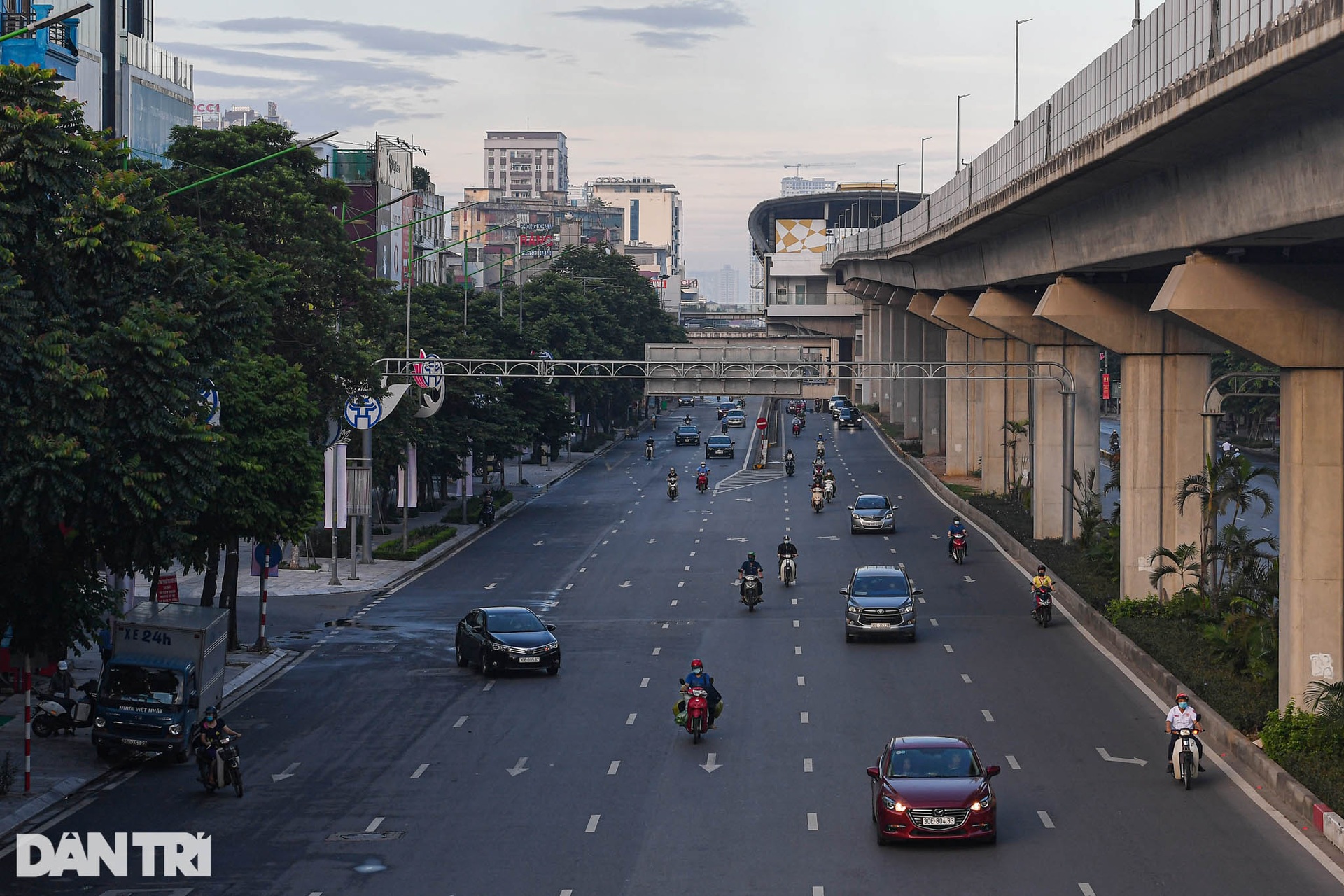 Nhiều tuyến đường Hà Nội đông đúc xe cộ ngày đầu tuần - 3 Nhiều tuyến đường Hà Nội đông đúc xe cộ ngày đầu tuần - 3