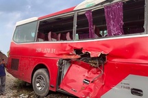 Hà Nội: Ô tô đưa đón va chạm với tàu hỏa, 6 học sinh nhập viện