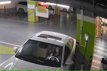 Người phụ nữ lùi xe làm gãy gương trong một tình huống khó hiểu