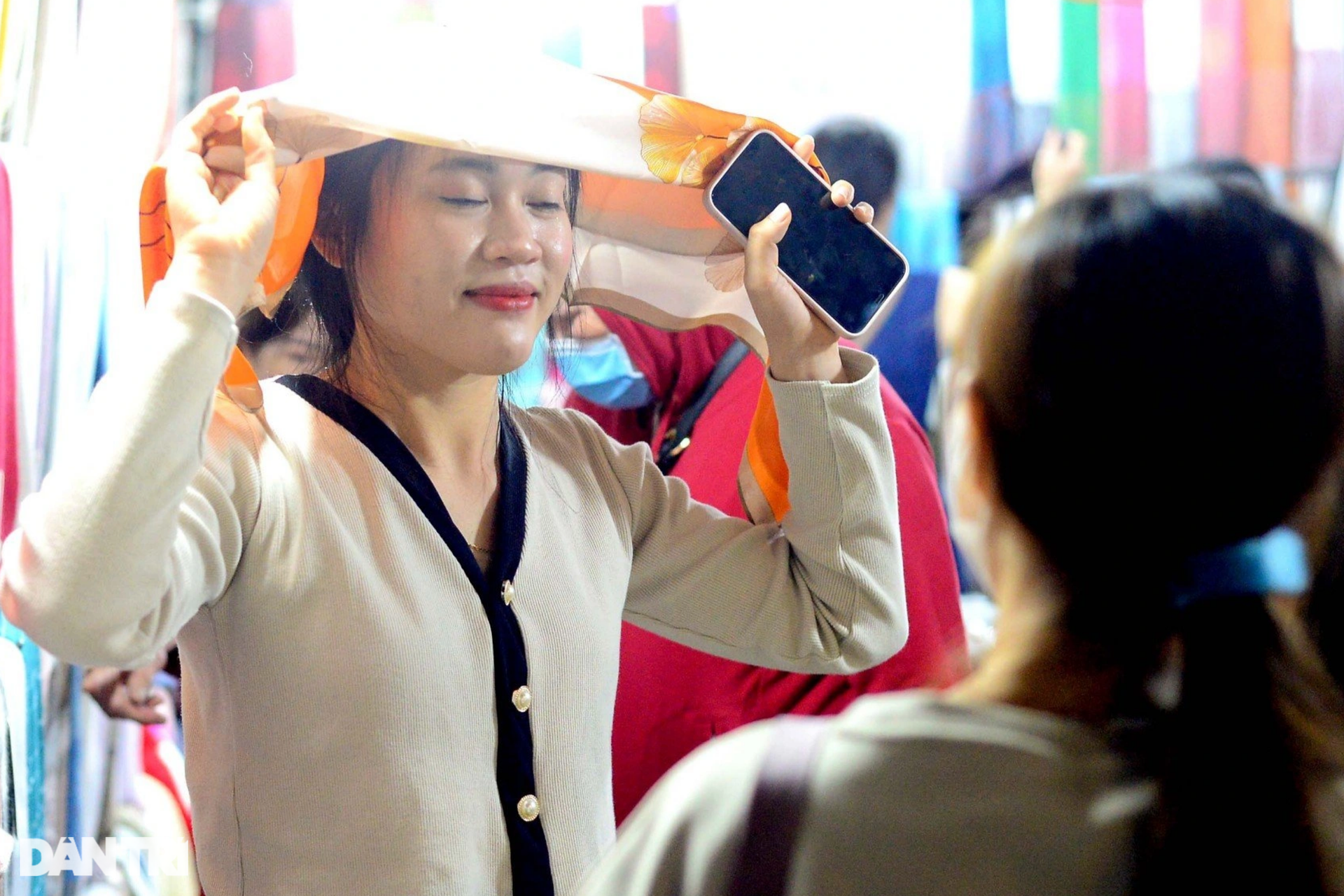 Hình ảnh chợ đêm Đà Lạt chật như nêm trong dịp nghỉ lễ - 5 Hình ảnh chợ đêm Đà Lạt chật như nêm trong dịp nghỉ lễ - 5
