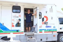 Người đàn ông Hà Nội chi cả tỷ đồng biến ô tô thành nhà di động