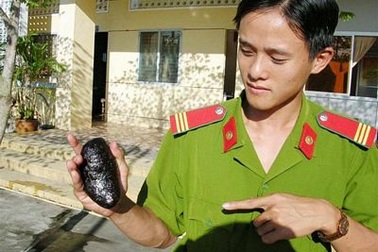 Lừa bán thiên thạch giả giá 10 tỷ đồng