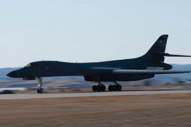 Hai máy bay ném bom của Mỹ lượn phía trên bán đảo Triều Tiên