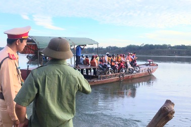 "Thót tim" thí sinh đi đò đến dự thi THPT quốc gia