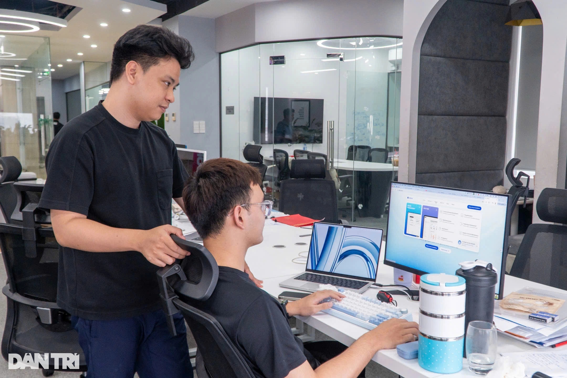 Gen Z cõng việc gấp 3, sếp vẫn bĩu môi không bằng ChatGPT - 1 Gen Z cõng việc gấp 3, sếp vẫn bĩu môi không bằng ChatGPT - 1