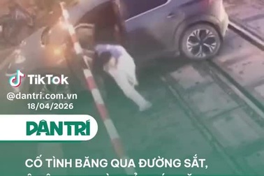 Cố tình băng qua đường sắt, ô tô con bị tàu hỏa húc văng