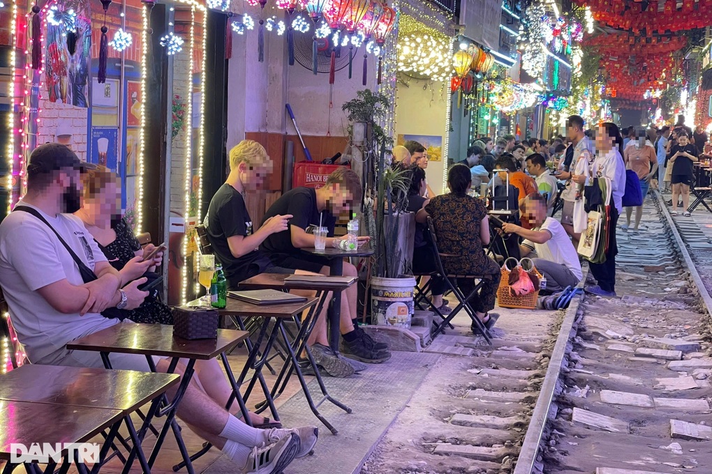 Hàng trăm du khách bị mời ra khỏi phố cà phê đường tàu trong đêm - 1 Hàng trăm du khách bị mời ra khỏi phố cà phê đường tàu trong đêm - 1